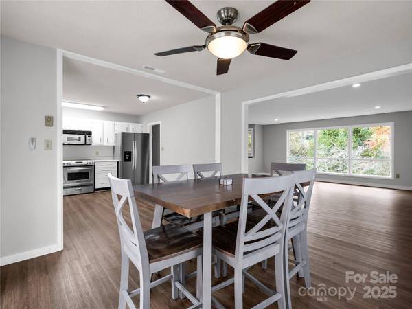 35 Fieldcrest CIR, Asheville, NC 28806