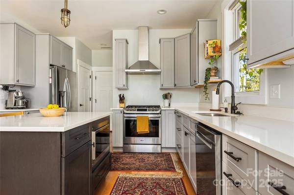 40 Ted Linn DR, Fairview, NC 28730