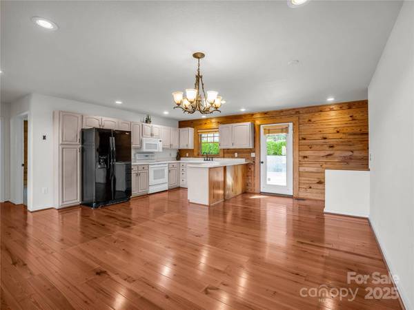 134 Raleigh DR, Lake Lure, NC 28746