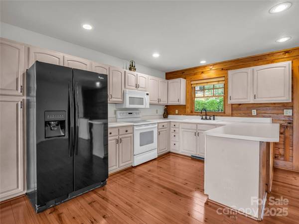 134 Raleigh DR, Lake Lure, NC 28746