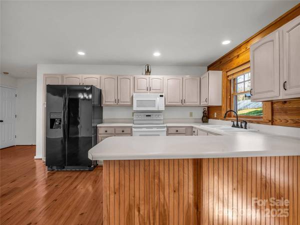 134 Raleigh DR, Lake Lure, NC 28746