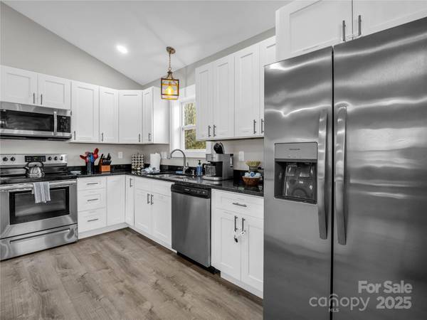 109 Elf Haven LN, Weaverville, NC 28787