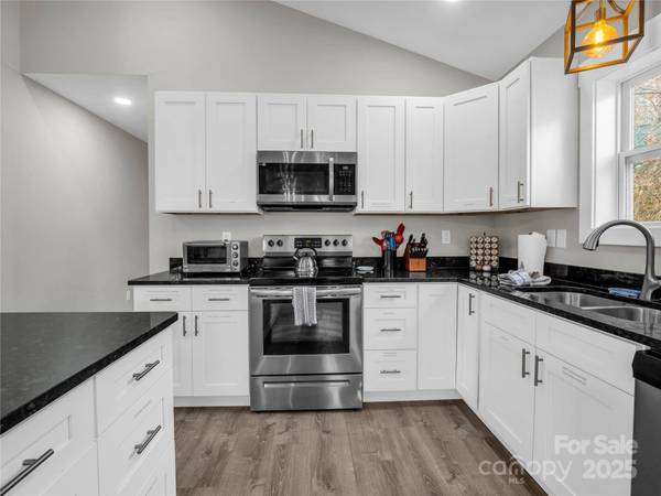 109 Elf Haven LN, Weaverville, NC 28787