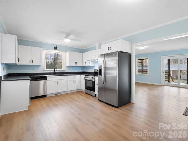 81 Fairview HTS, Waynesville, NC 28786