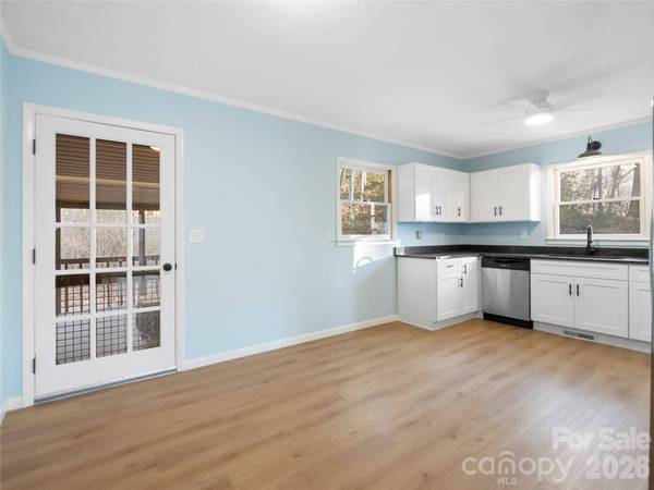 81 Fairview HTS, Waynesville, NC 28786