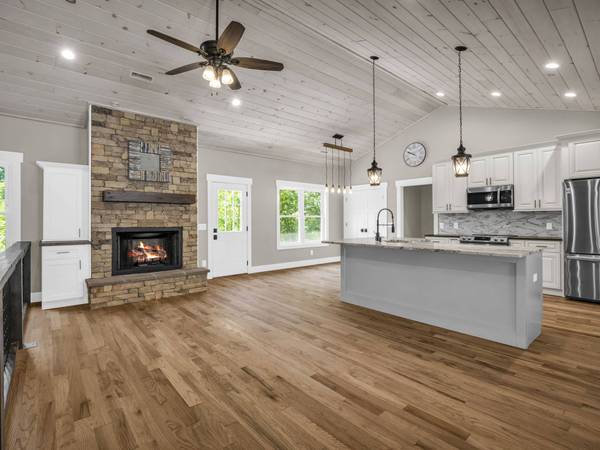 38 Scenic View Dr, Hendersonville, NC 28792-8227