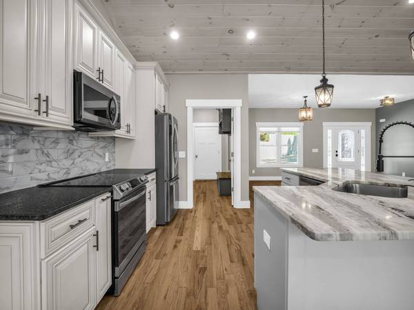 38 Scenic View Dr, Hendersonville, NC 28792-8227