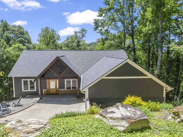 38 Scenic View Dr, Hendersonville, NC 28792-8227