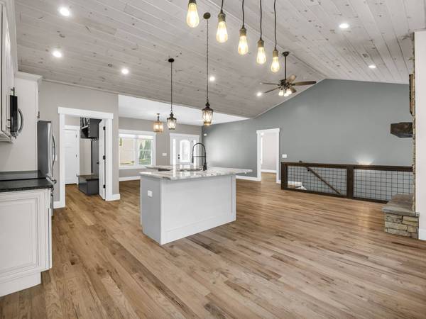 38 Scenic View Dr, Hendersonville, NC 28792-8227