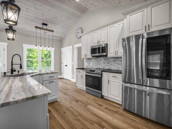 38 Scenic View Dr, Hendersonville, NC 28792-8227