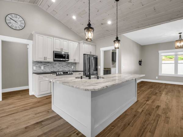 38 Scenic View Dr, Hendersonville, NC 28792-8227