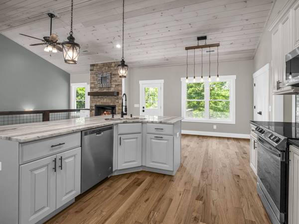 38 Scenic View Dr, Hendersonville, NC 28792-8227