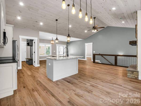 38 Scenic View DR, Hendersonville, NC 28792