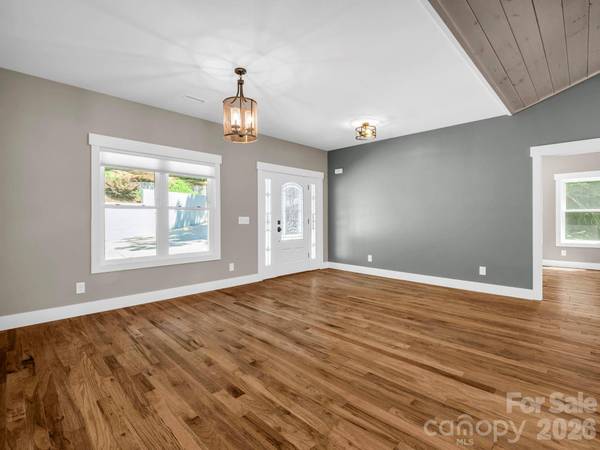 38 Scenic View DR, Hendersonville, NC 28792