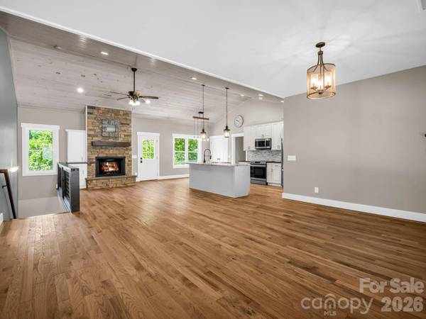 38 Scenic View DR, Hendersonville, NC 28792