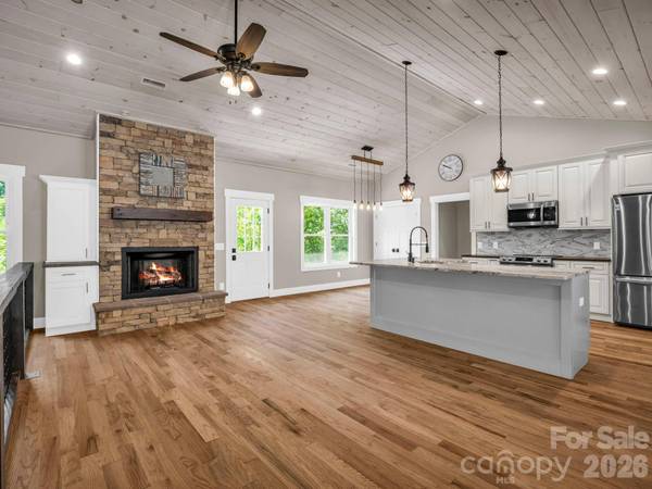 38 Scenic View DR, Hendersonville, NC 28792