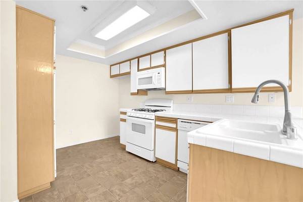 44544 15th E #11, Lancaster, CA 93535