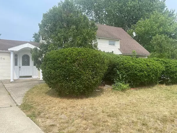 205 Springtime Ln N #2nd Floor, Levittown, NY 11756-4457