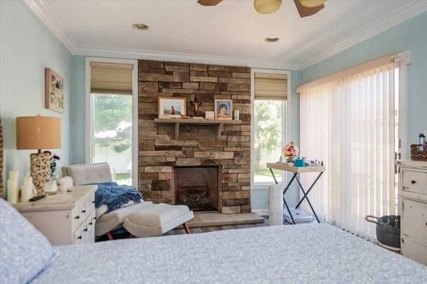 16 Roxbury LN, Massapequa, NY 11758