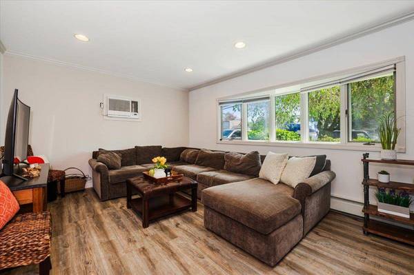 16 Roxbury LN, Massapequa, NY 11758