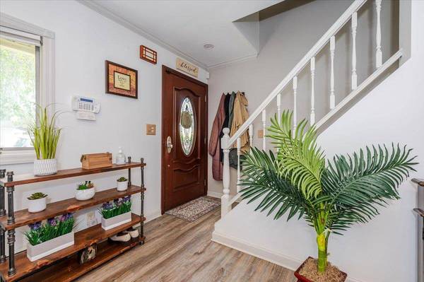 16 Roxbury LN, Massapequa, NY 11758