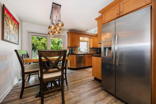 16 Roxbury LN, Massapequa, NY 11758