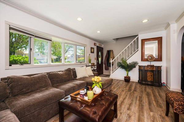 16 Roxbury LN, Massapequa, NY 11758