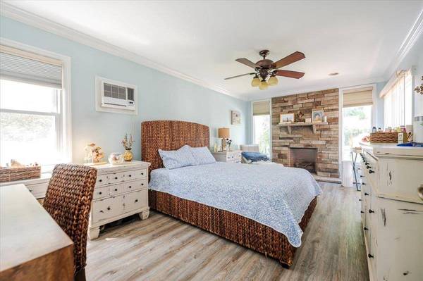 16 Roxbury LN, Massapequa, NY 11758