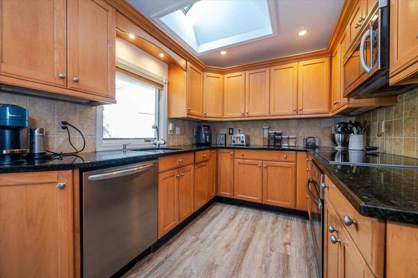 16 Roxbury LN, Massapequa, NY 11758