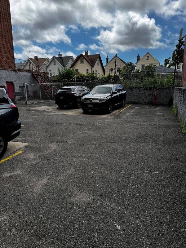 87-20 175th ST #6-J, Jamaica, NY 11432