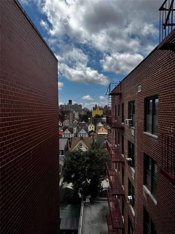 87-20 175th ST #6-J, Jamaica, NY 11432