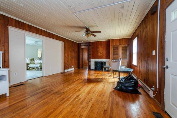 221 Huntington Bay RD, Halesite, NY 11743