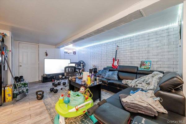 114-64 198th ST, Saint Albans, NY 11412