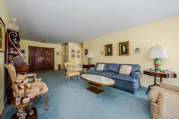 99 S Park AVE #206, Rockville Centre, NY 11570