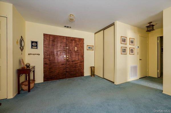 99 S Park AVE #206, Rockville Centre, NY 11570