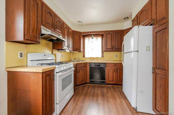 22 Pansy AVE, Floral Park, NY 11001