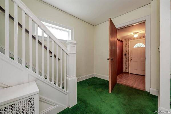 22 Pansy AVE, Floral Park, NY 11001