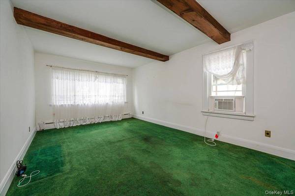 22 Pansy AVE, Floral Park, NY 11001