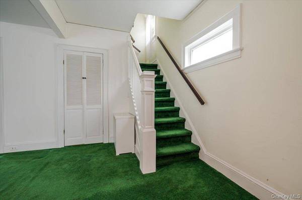 22 Pansy AVE, Floral Park, NY 11001