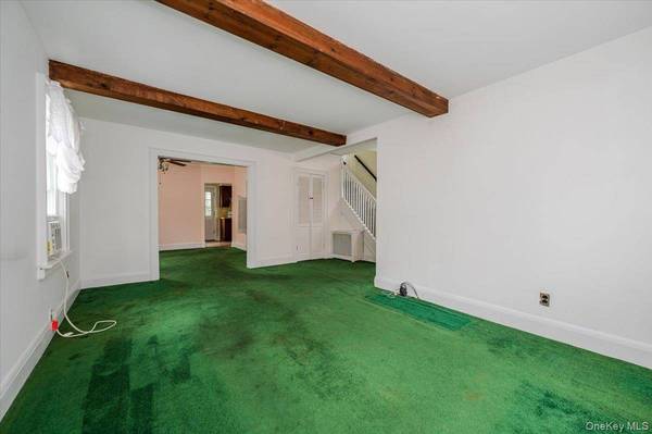 22 Pansy AVE, Floral Park, NY 11001