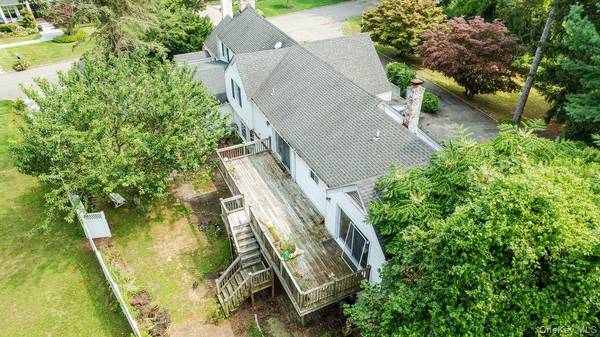 221 Huntington Bay RD, Halesite, NY 11743