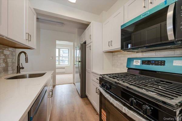 99 Randall AVE #2-J, Freeport, NY 11520