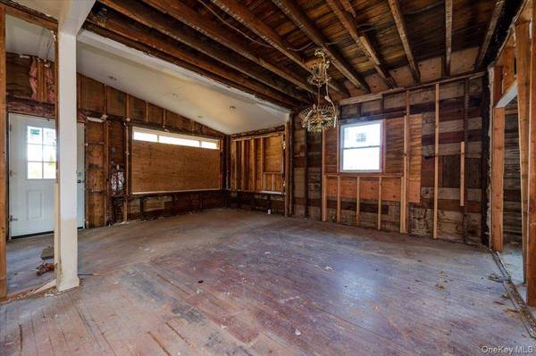 304 Larkfield RD, East Northport, NY 11731