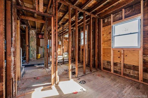 304 Larkfield RD, East Northport, NY 11731