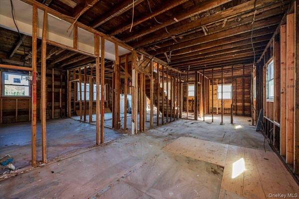 304 Larkfield RD, East Northport, NY 11731