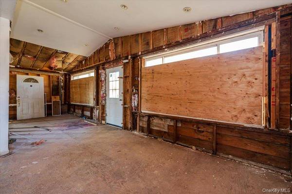 304 Larkfield RD, East Northport, NY 11731