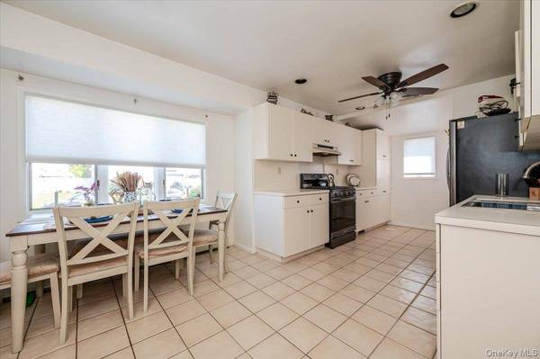 37 Wellesley LN, Hicksville, NY 11801