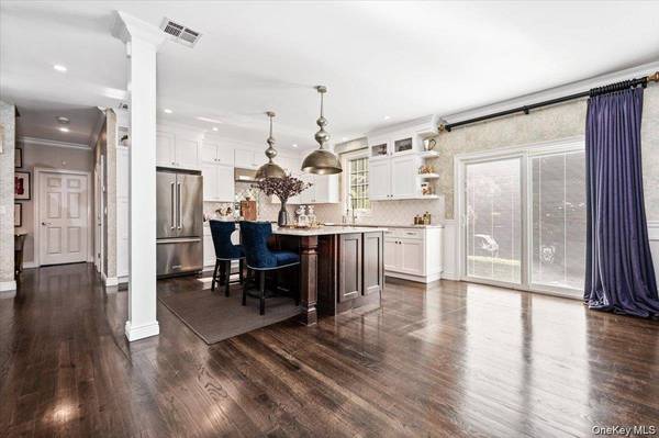 76 Bay RD, Huntington, NY 11743