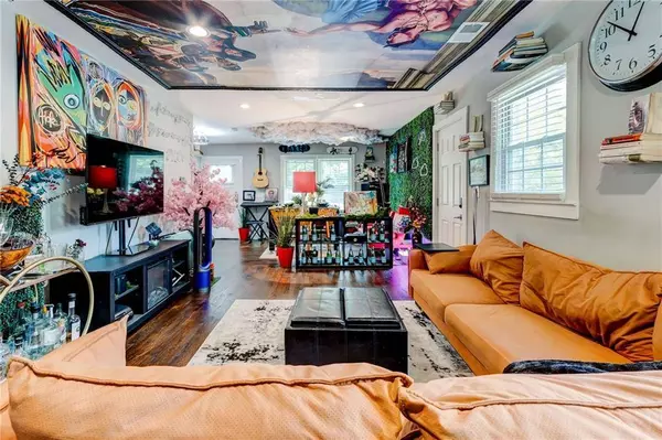 569 Woods DR NW, Atlanta, GA 30318