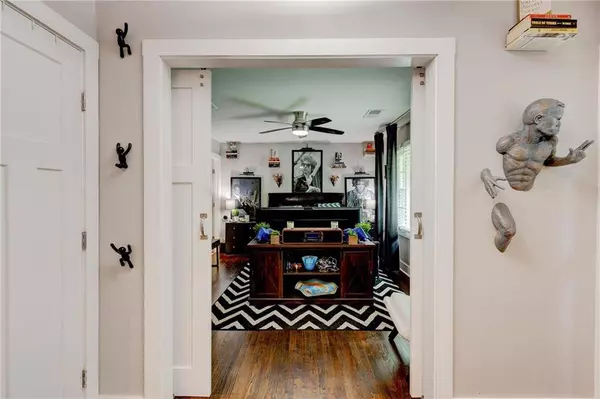 569 Woods DR NW, Atlanta, GA 30318